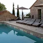 Nidus Onei Villa
